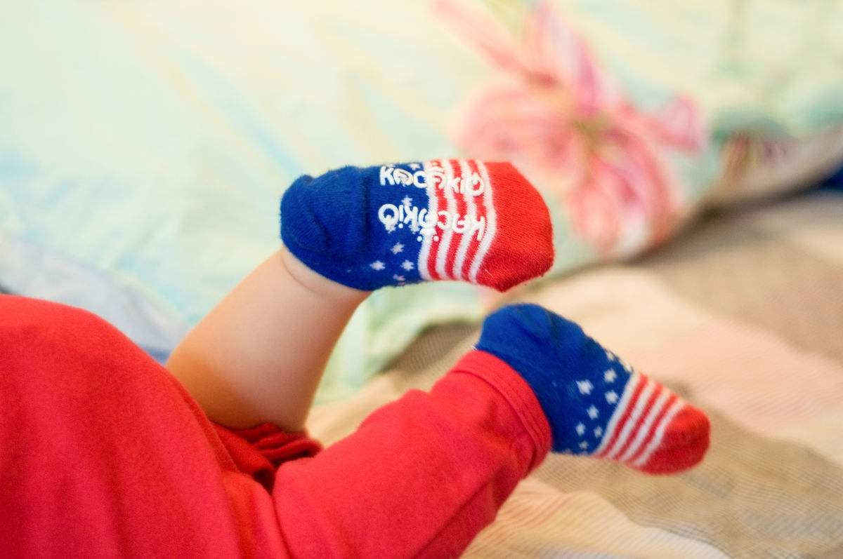 宝宝睡觉要不要穿袜子, 妈妈们看看就知道了