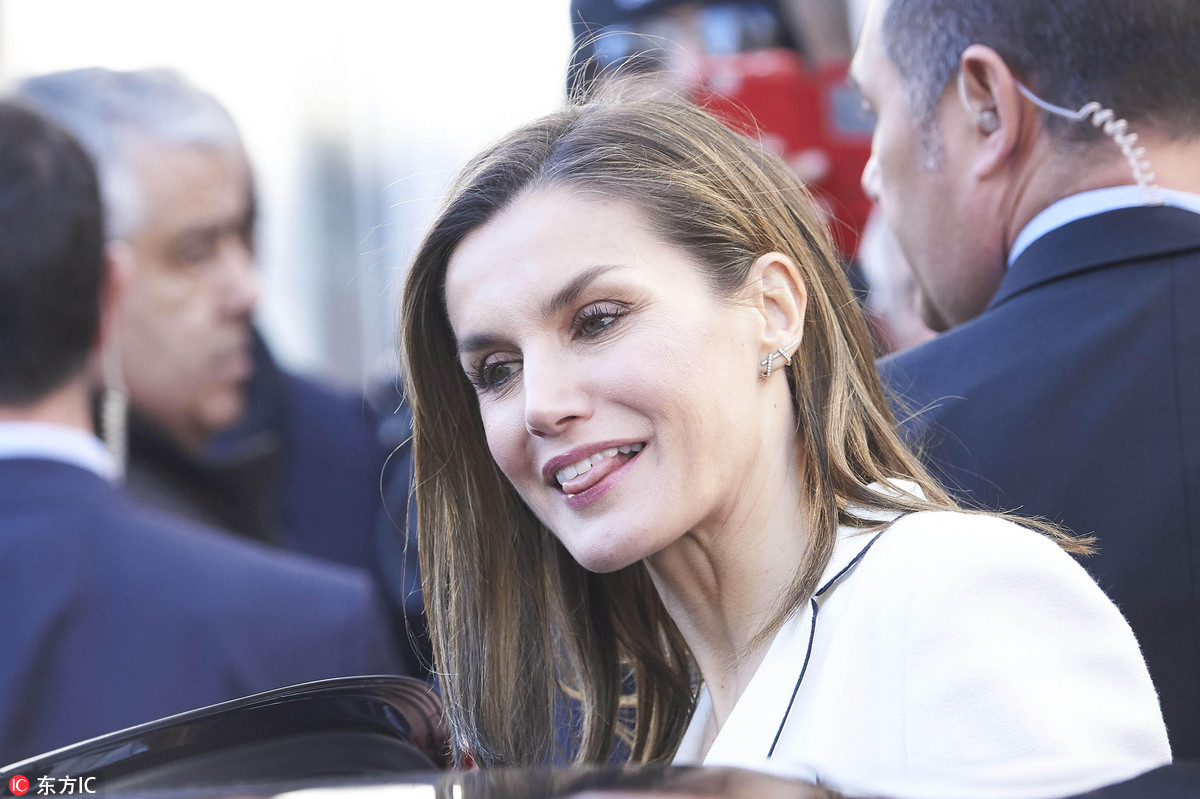 西班牙王后莱蒂齐亚出席地方活动 黑白套装气