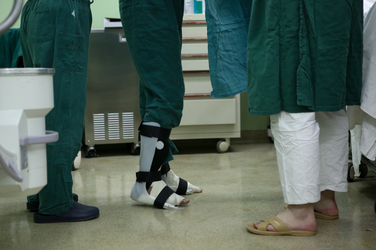 石家庄一骨科医生拄拐进手术室 绑着石膏站了三小时|拐杖|手术室|石膏