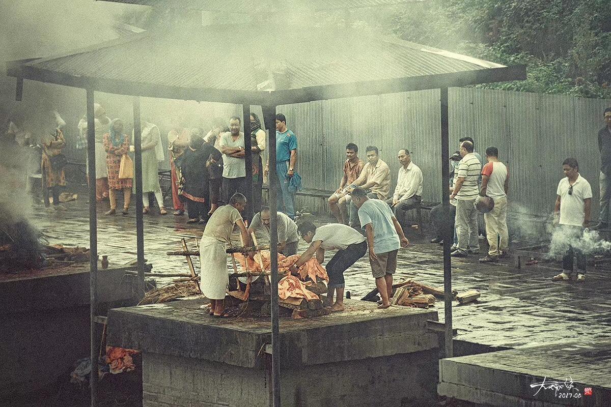 尼泊尔这条河,与印度恒河一样脏,却被视为圣地