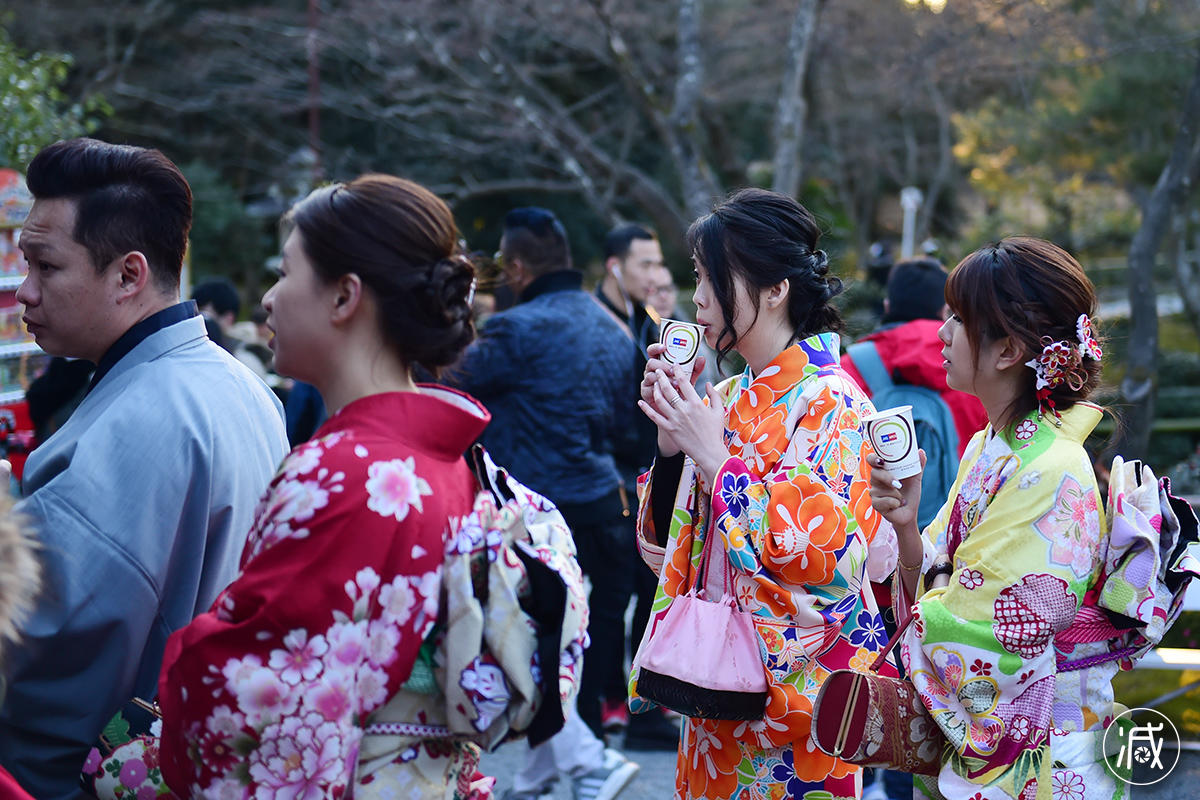 在日本街头穿和服逛街的女孩 大都是中国和韩