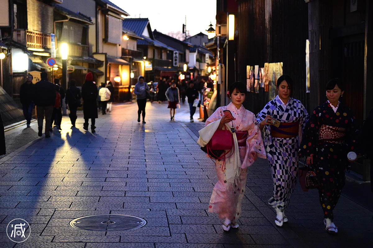 在日本街头穿和服逛街的女孩 大都是中国和韩