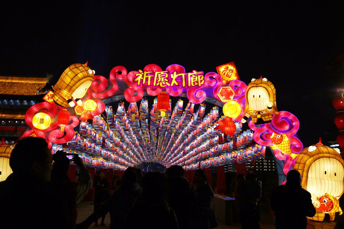 2018西安城墙灯会点亮 中国红闪亮南门