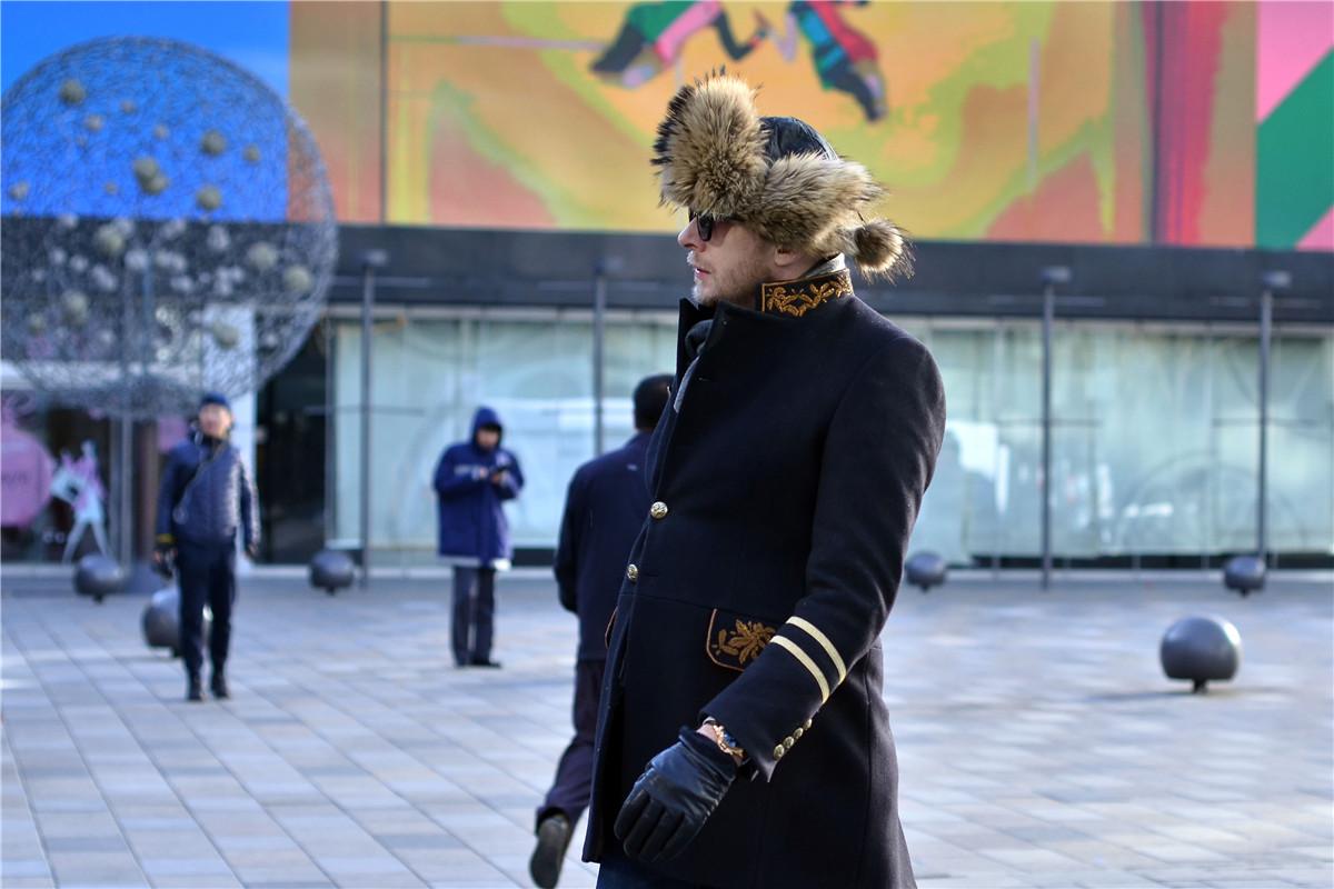 外国人买帽子也是真会买, 知道冬天戴狗皮帽子