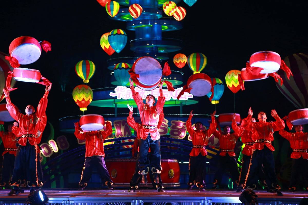 武汉万名游客游欢乐谷赏元宵灯会 奇幻花灯点