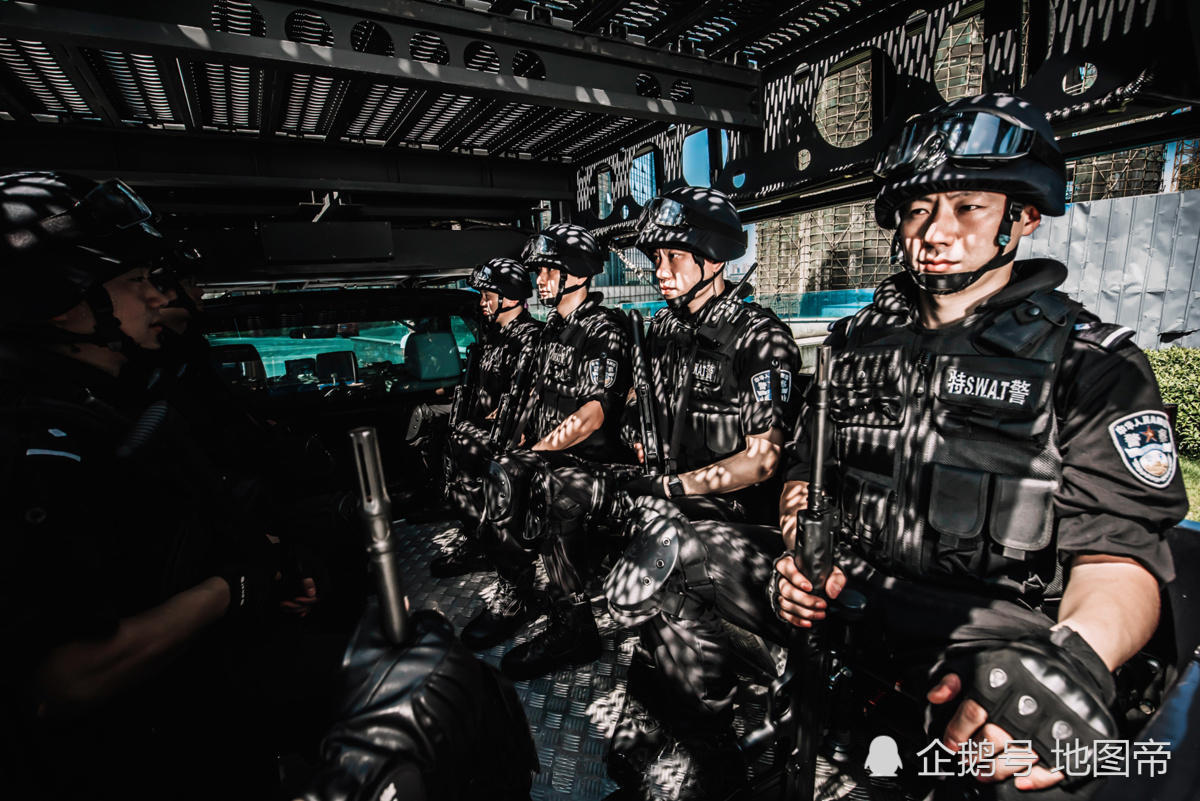 红海行动中"蛟龙突击队"vs 真实的泸州特警,看谁更酷?