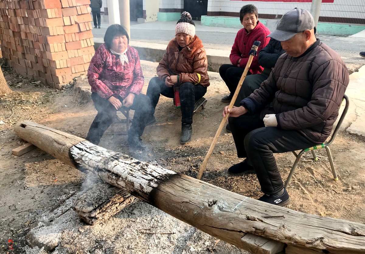 农村的冬天老人扎堆取暖,大爷:等娃回家哩