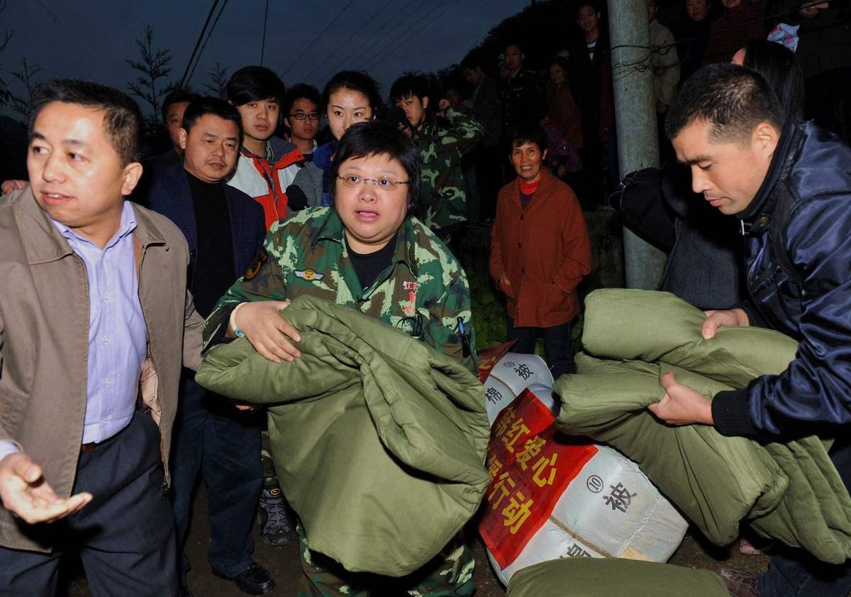 韩红慈善晚会请80位明星, 竟无人捧场, 发怒: 钱留着买棺材吧!