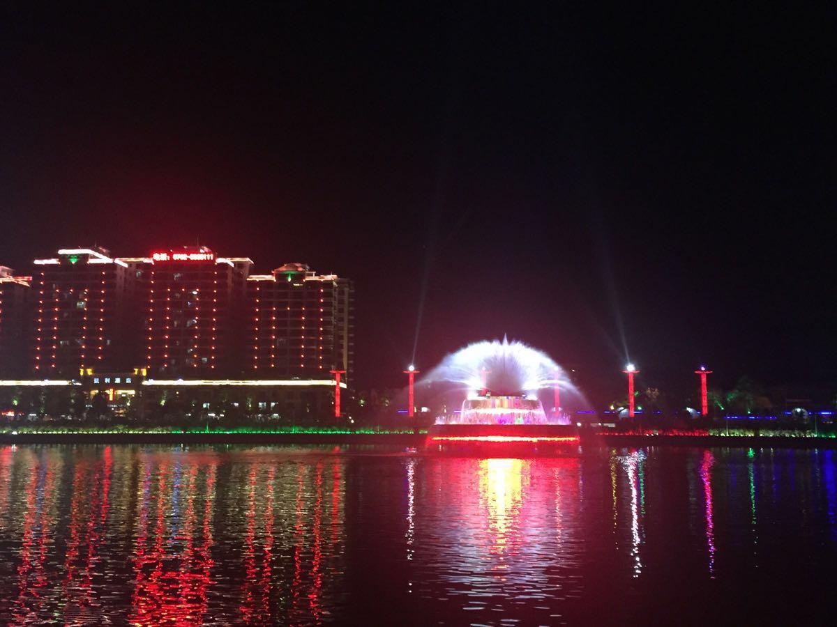河源这个景点在江中心, 是号称亚洲第一高的音乐喷泉!