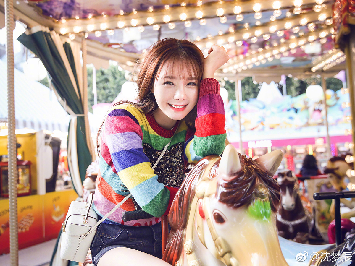 杨幂与Angelababy,穿彩虹条纹毛衣真显嫩,新年