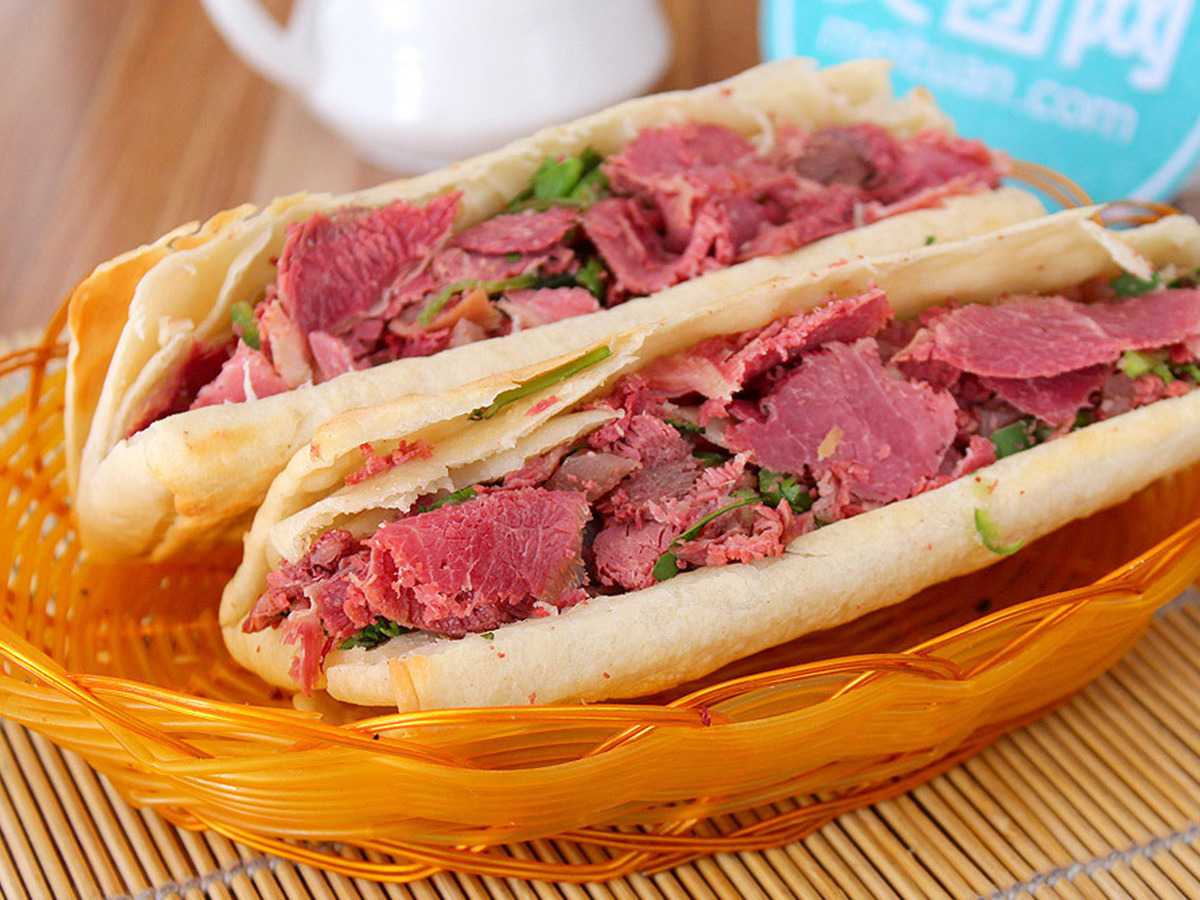 正宗的驴肉火烧很贵,花大价钱都不一定能吃到真正驴肉!