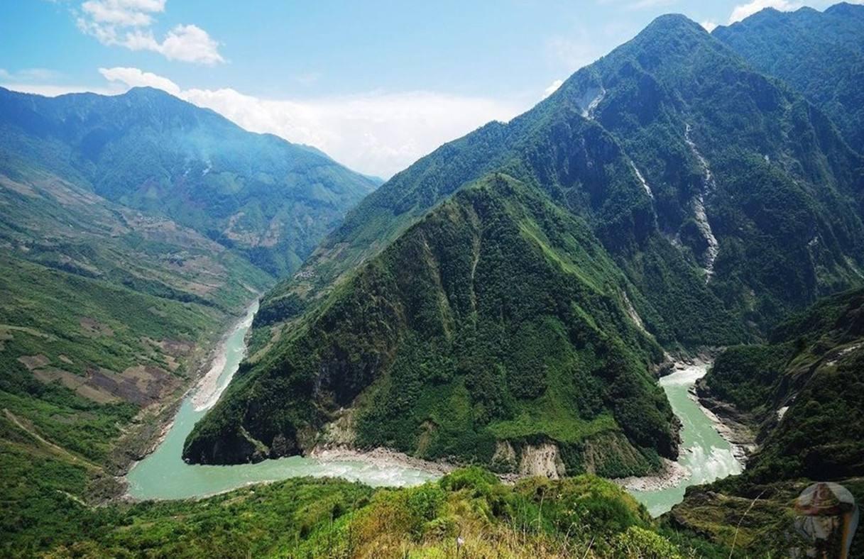 西藏有个县城很美, 一条公路修了50年竣工后便开始收门票!