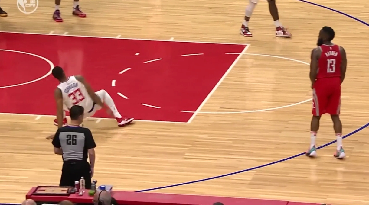 过分了!哈登晃倒对手停顿2秒再出手打残快船,替补席疯狂庆祝