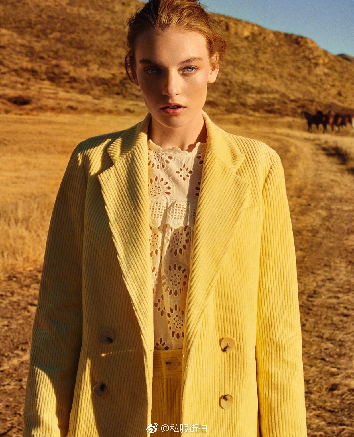 齐恩世身着Zara 2018新款黄色灯芯绒套装