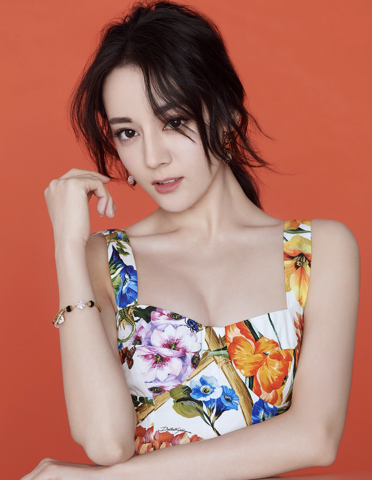 迪丽热巴最新高清写真曝光,一身碎花连衣裙尽
