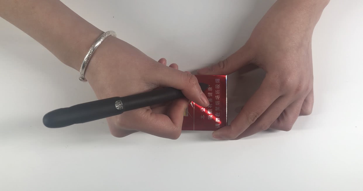 白抽了几十年烟,你知道烟盒里藏的这4个宝贝吗,真是太实用了
