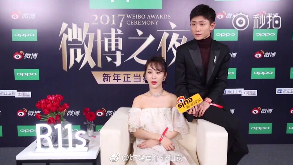 张一山给杨紫提裙子,损你但我也暖你,但谁注意