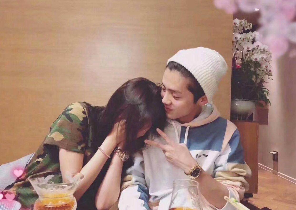 关晓彤鹿晗旅游被偶遇,二人面无表情不互动,位置才是最大亮点图片