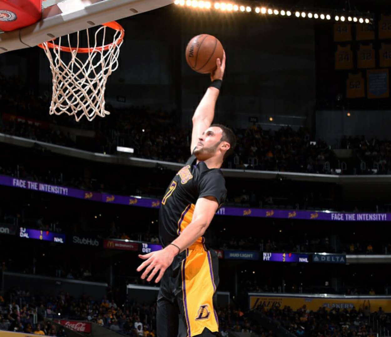 从扣篮到绝杀全方位回顾菲尼克斯太阳近期热门视频中的经典战役与明星球员表现