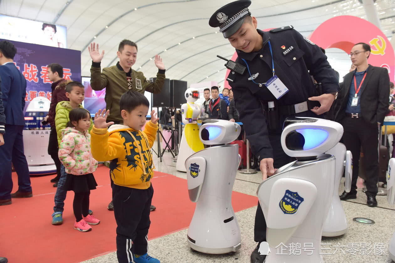 深圳北车站"美女"机器人警察 为候车旅客跳舞送水受欢迎