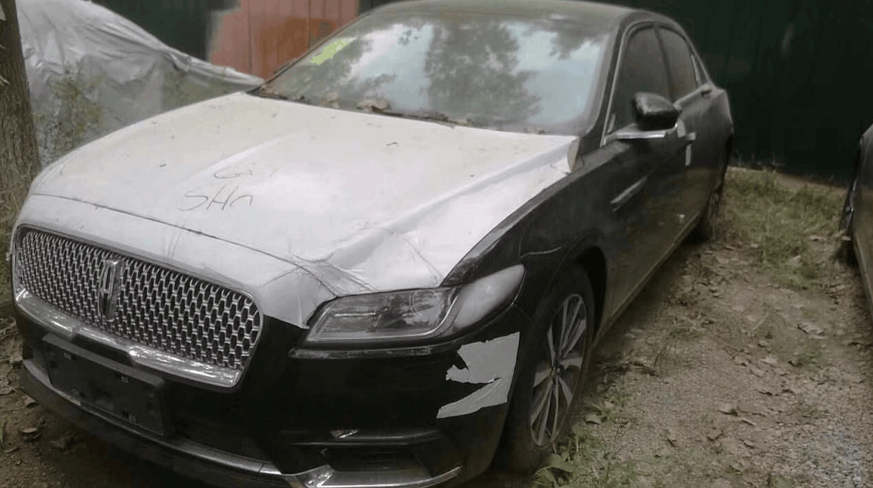 偶遇一台林肯大陆运损车,工作人员:刚进海关大