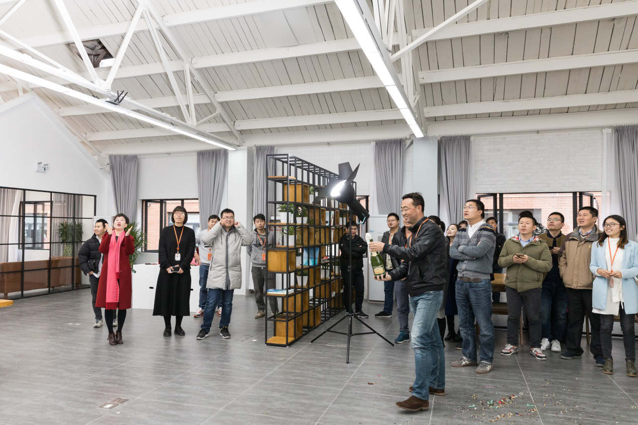 百秋影像摄影工作室正式开机揭开品牌电商视觉营销的新里程