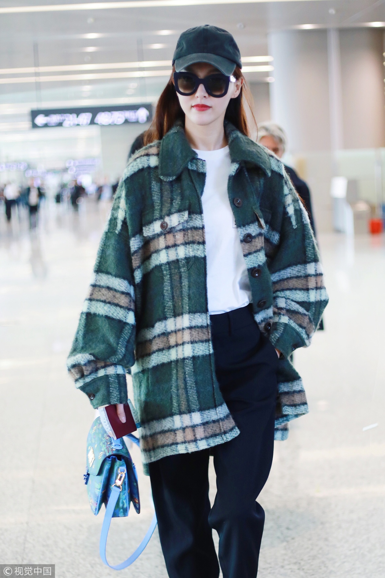 张雪迎真尴尬!和大13岁唐嫣同穿格子外套,网友
