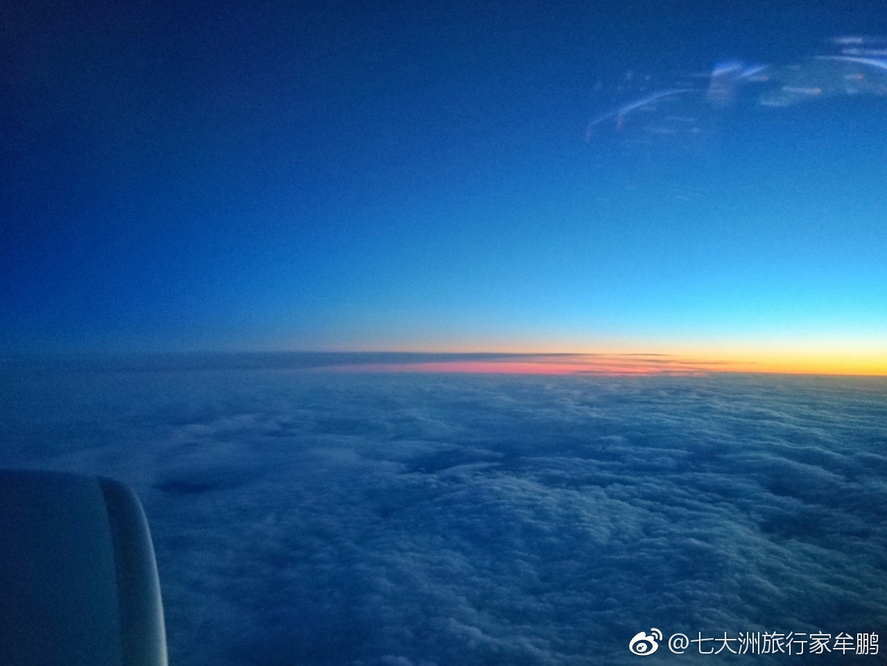 乘坐加拿大航空的班机经过十小时的飞行抵达温