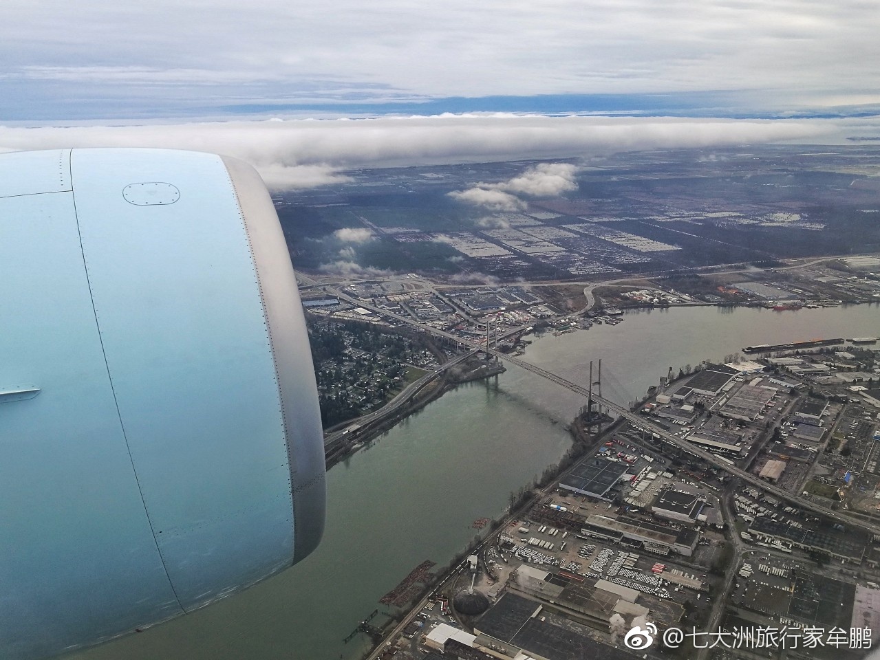 乘坐加拿大航空的班机经过十小时的飞行抵达温