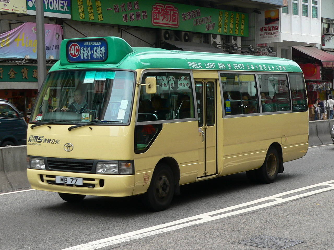 在香港坐巴士,一定要避开夺命小巴