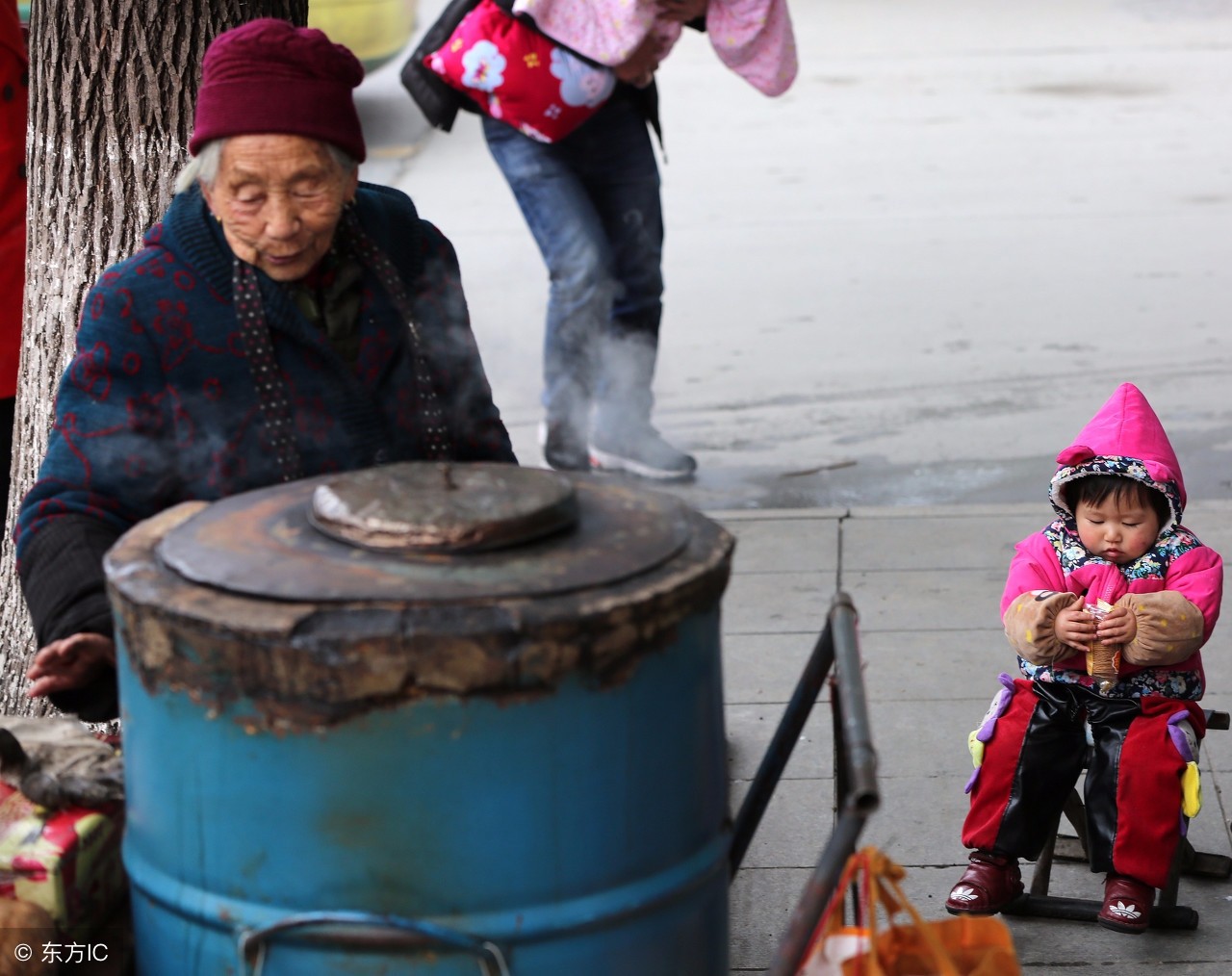 襄阳:90岁的老人街边卖烤红薯15年,生命在于运动!