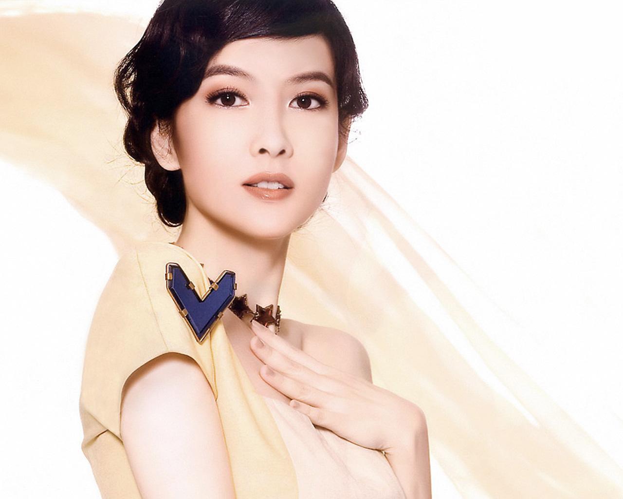 玉女周慧敏曾风靡亚洲，年近五十风韵犹存，网友高呼期待她回归