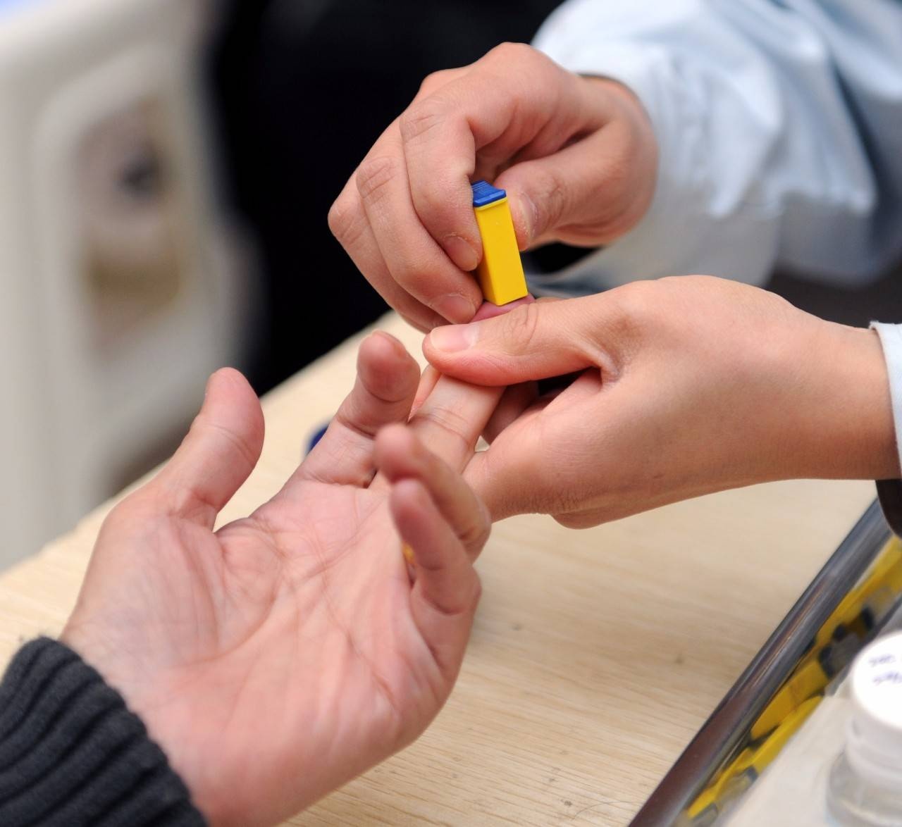 测血糖不用再扎手指!1.2微米薄膜贴上就行,精确度极高