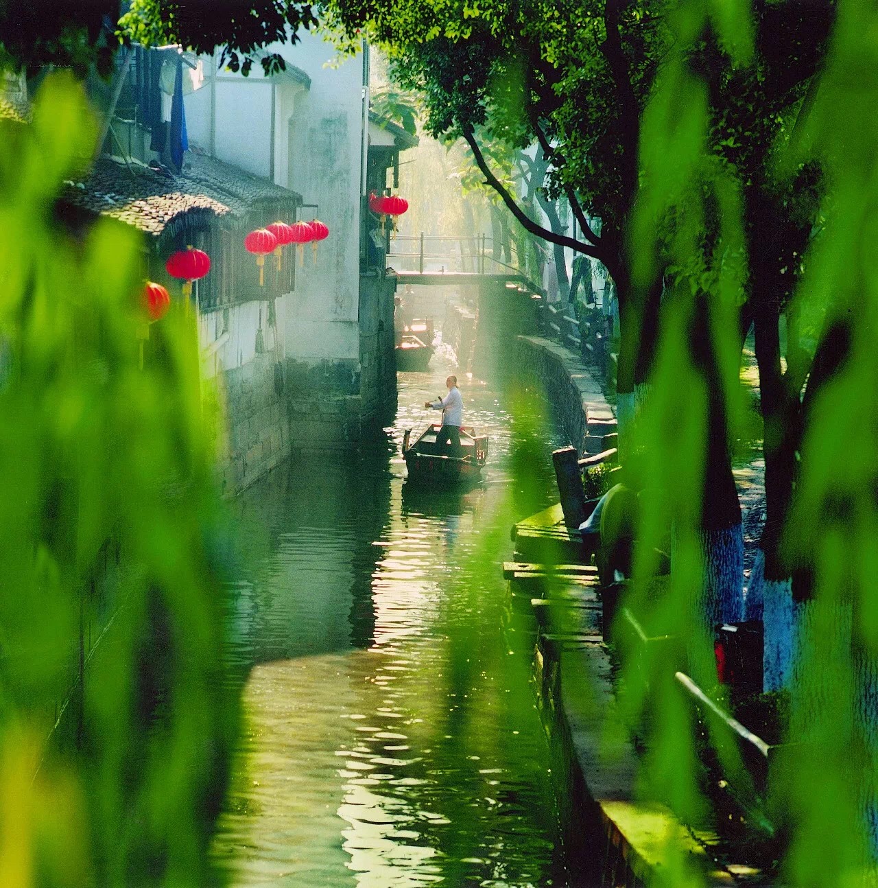 烟雨的江南,缠绵如诗,朦胧如画,是一首写尽画意的诗,一见