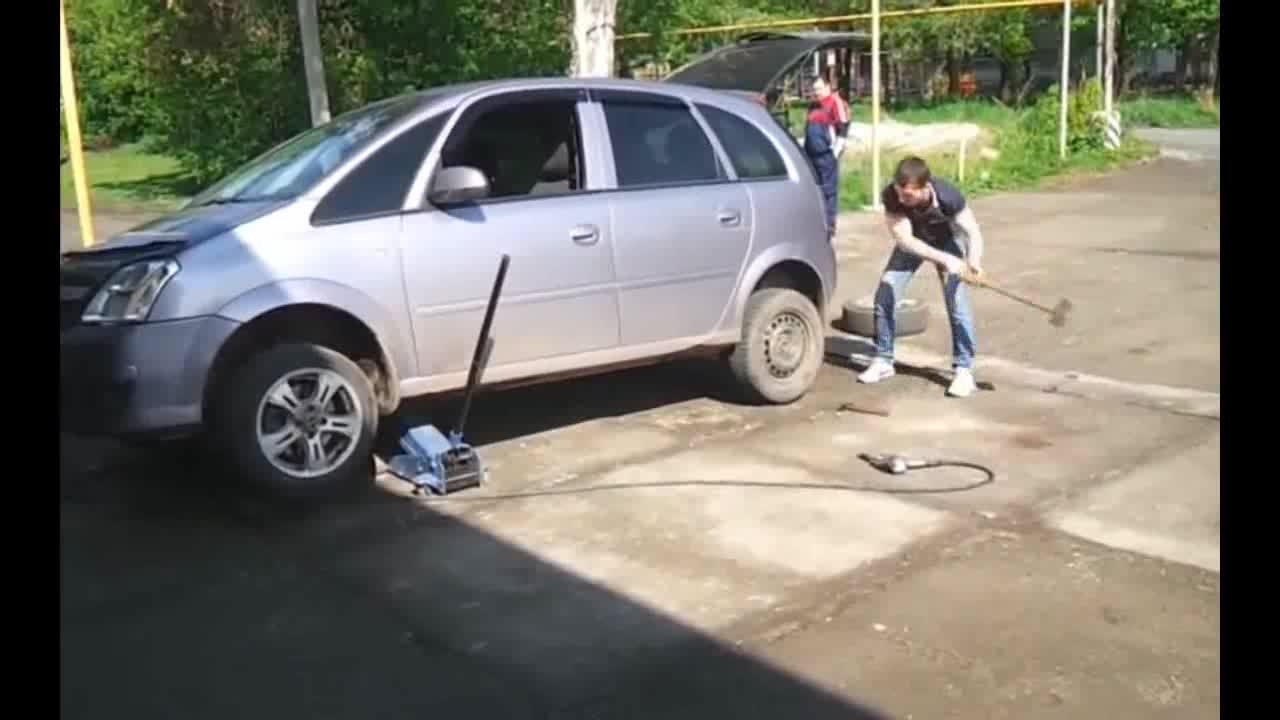 有这个工具，妹子也能把卡车的轮胎给卸掉！  ​