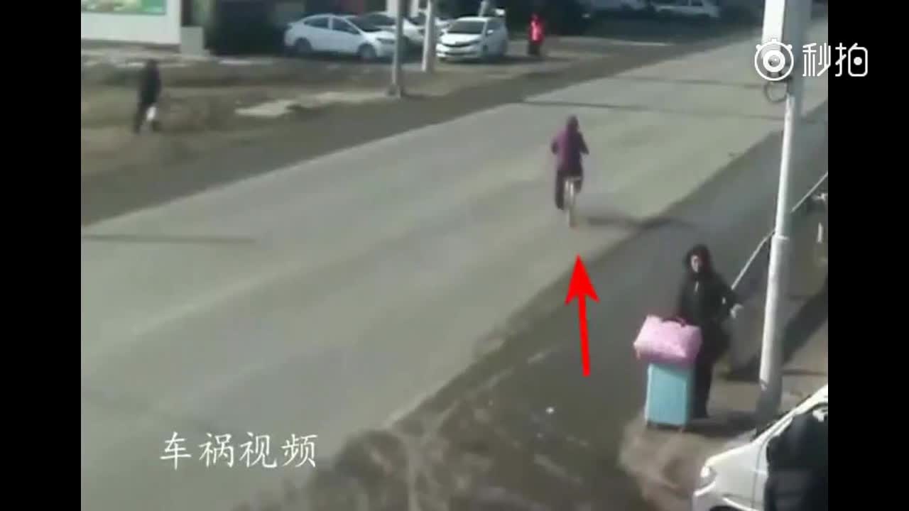 摩托车横穿马路，直接消失在大卡车车底！大卡车交通事故横穿马路  ​