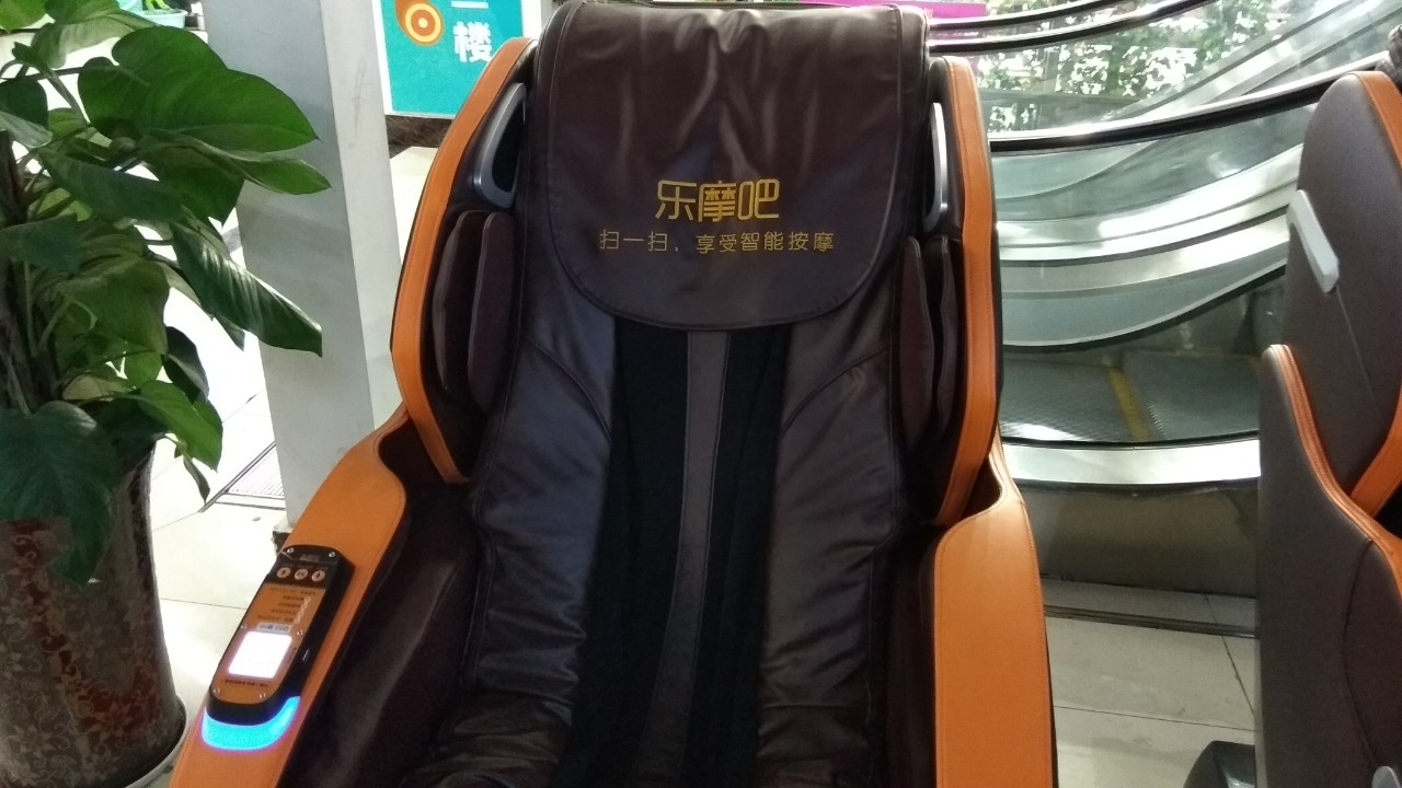 谢忠惠模仿摩拜创立的乐摩吧共享按摩椅看看