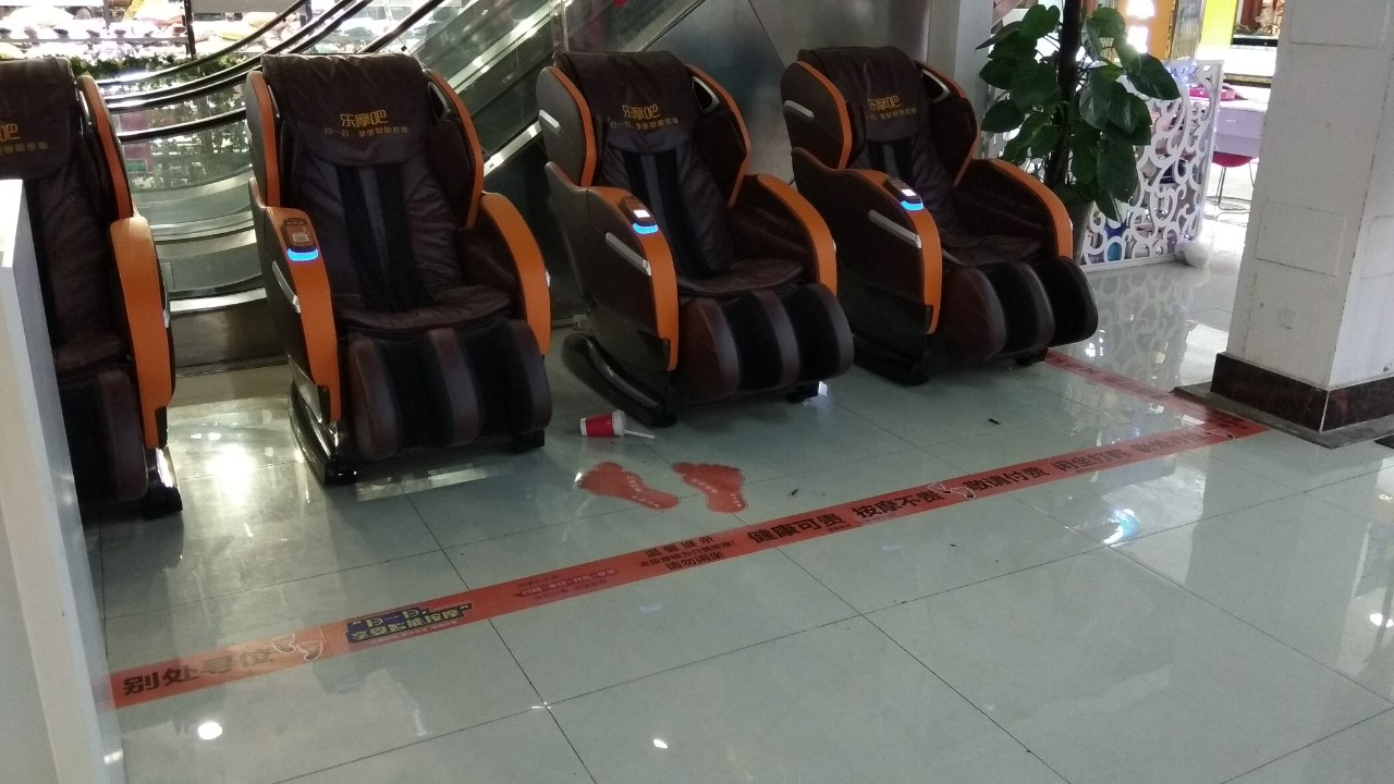 谢忠惠模仿摩拜创立的乐摩吧共享按摩椅看看