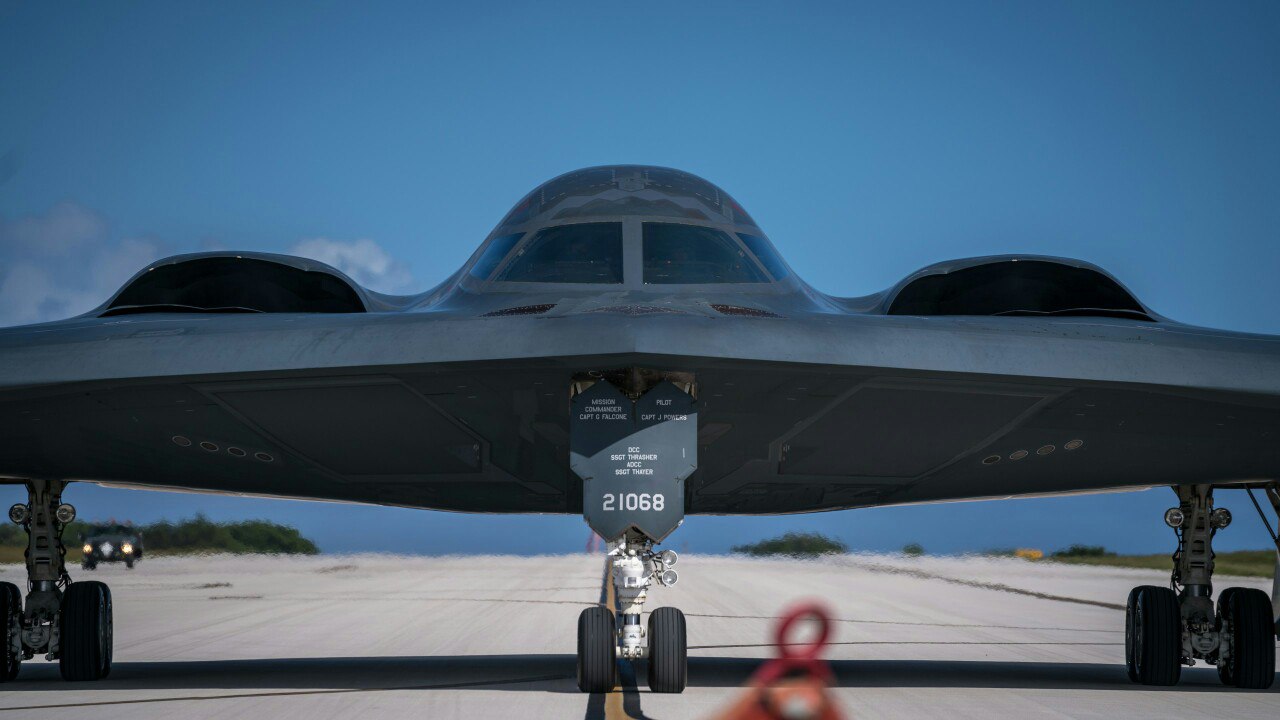 b-2隐形轰炸机目前主要担负着三种任务:第一是深入敌后进行轰炸;第二