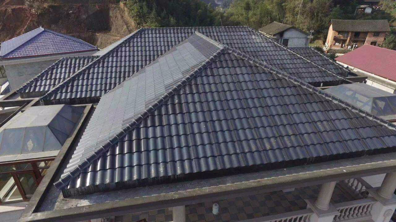 牛人制造房屋发电瓦片,农村盖房子用这种瓦片,一年不用交电费