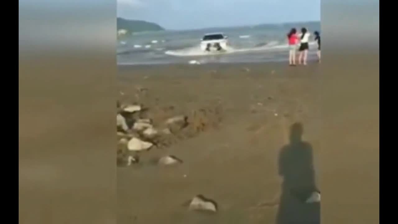 脑残司机撩妹，开SUV下海炫耀，发动机直接爆缸变泡水车  ​