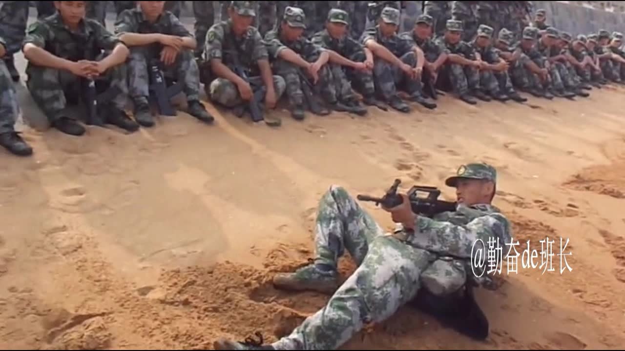 兵哥哥沙滩练习单兵战术动作!