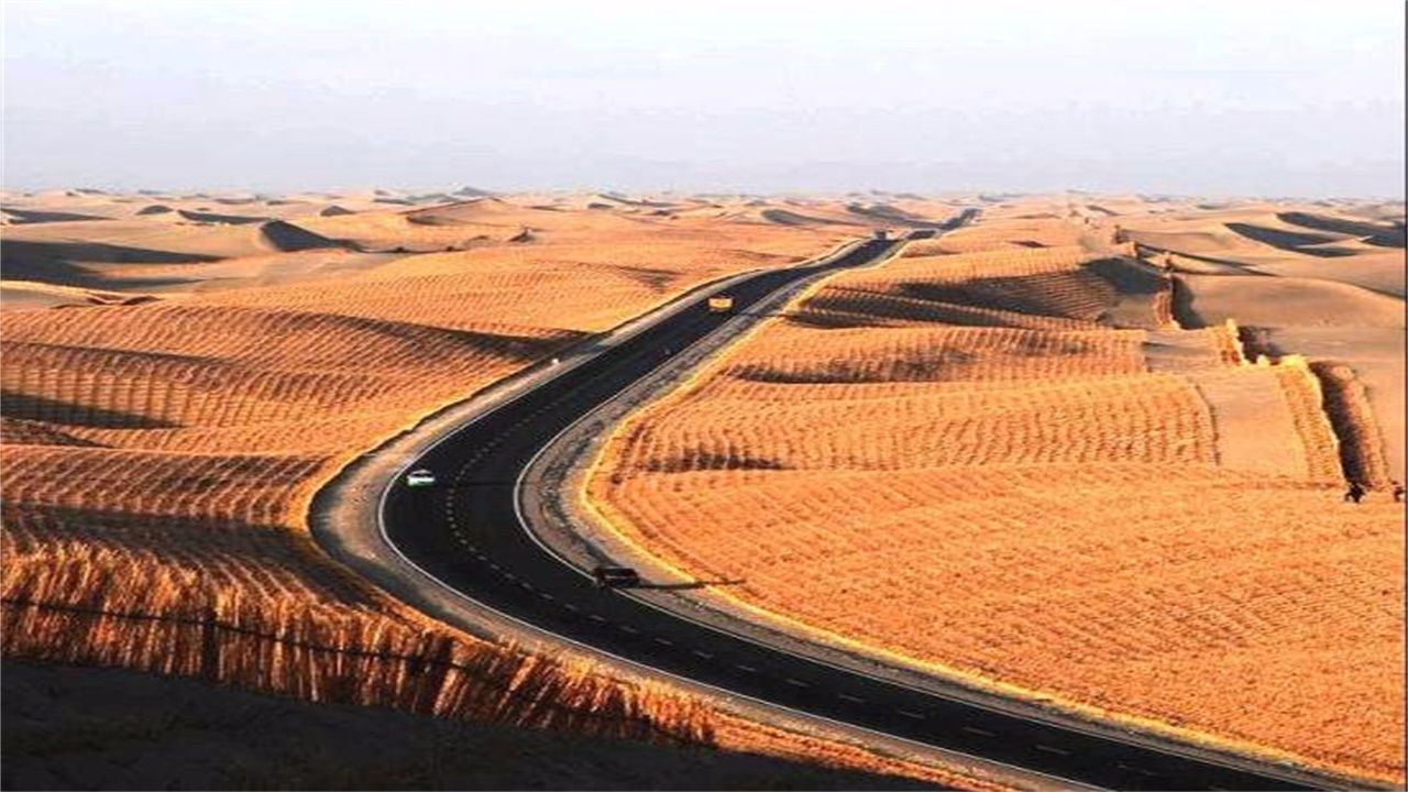 中国再创奇迹，修建世界上最长可以横穿流动沙漠的公路!