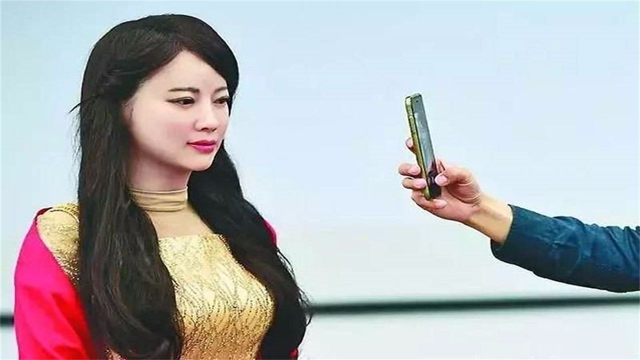 中国科学家造美女机器人,比日本技术还先进,和真人一样!