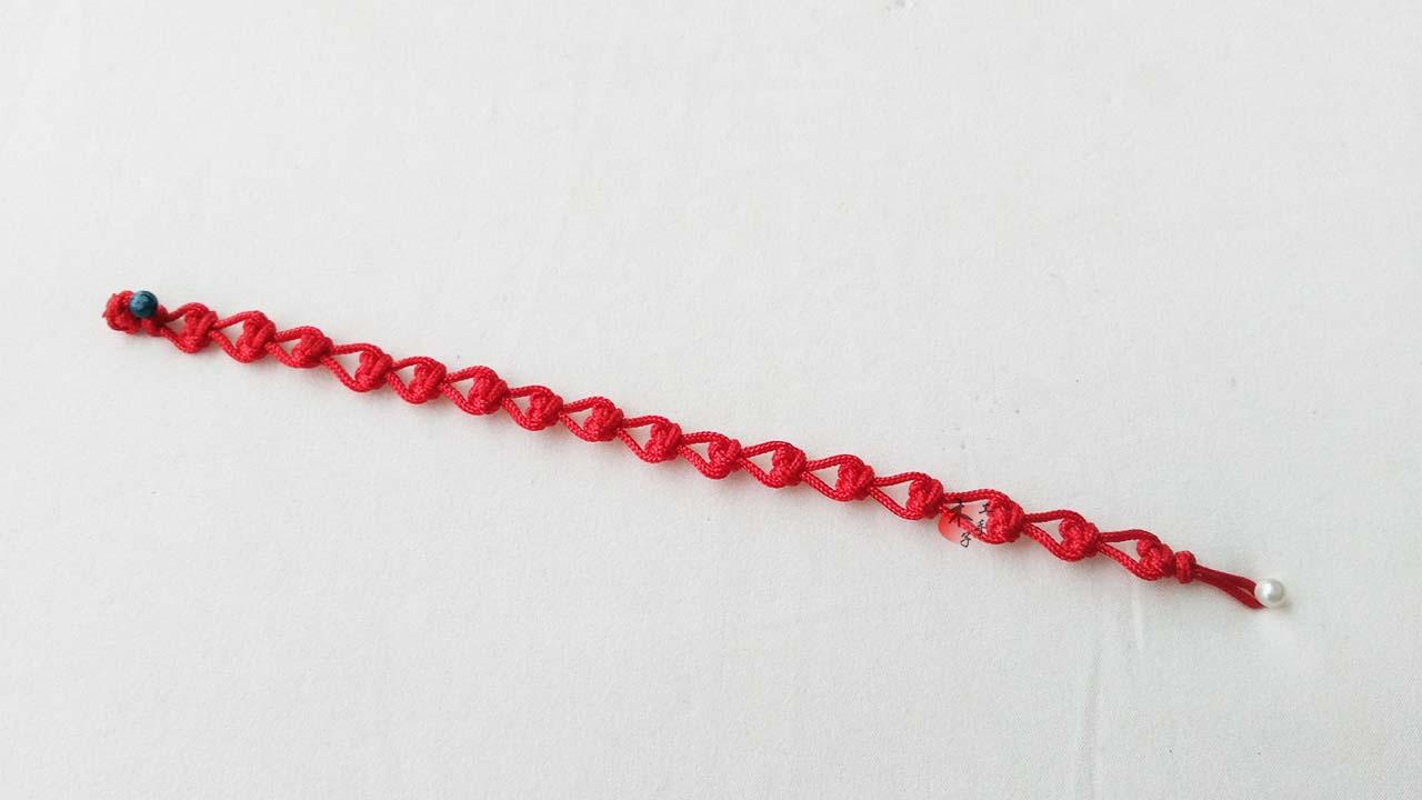 美女必学的一款超漂亮首饰,心形红绳手链编法