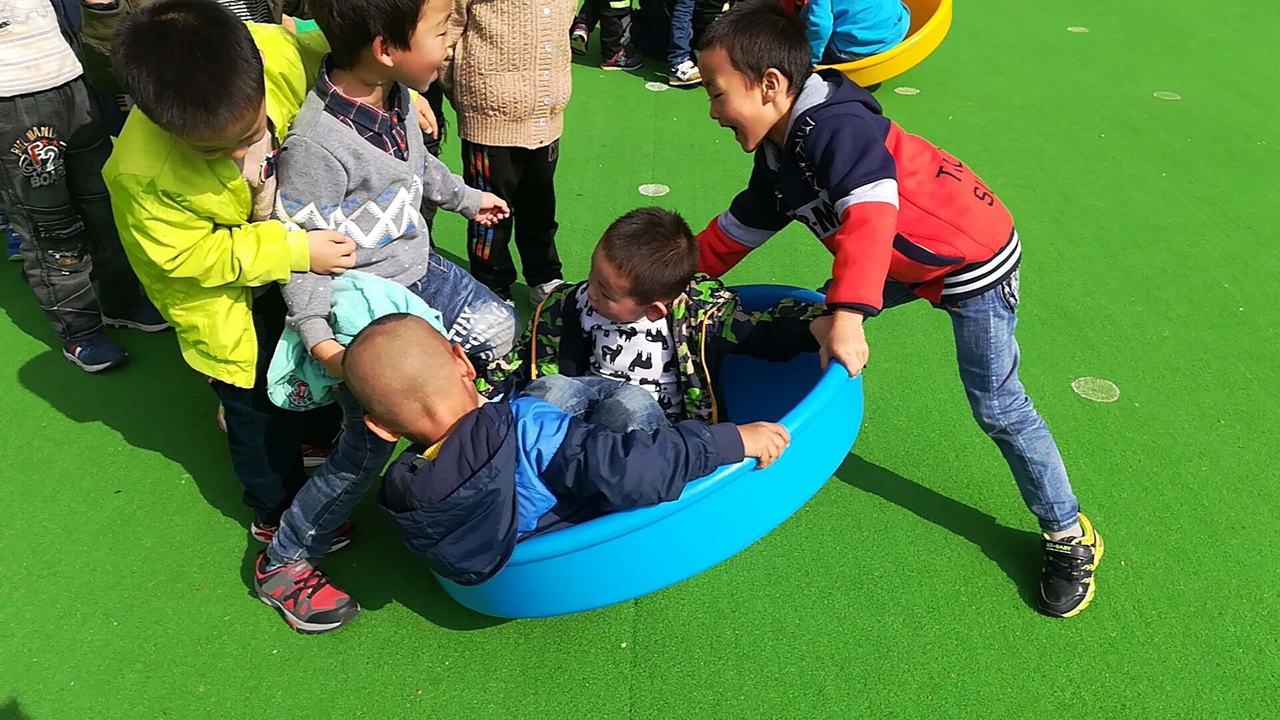 经常带孩子到户外进行体育锻炼,享受充足阳光