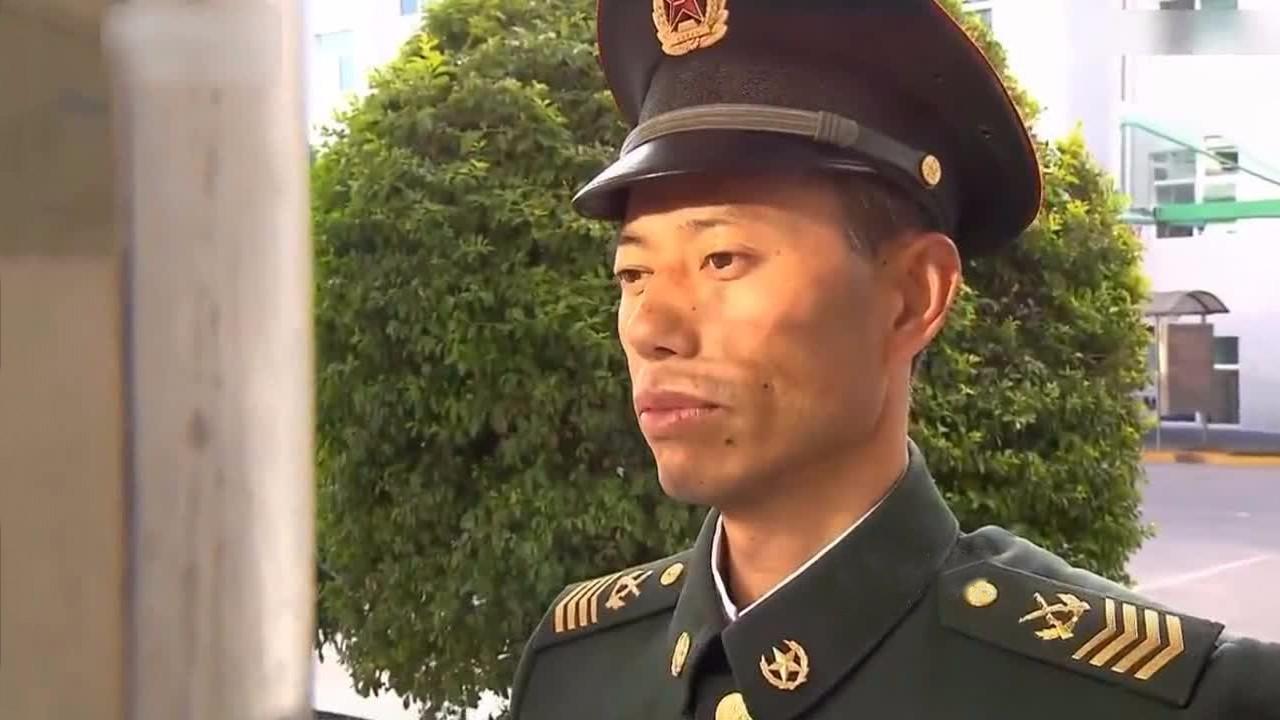 解放军"一级军士长"到底是多大官?为什么连师长见了都