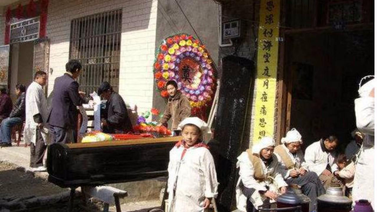 为什么农村老人宁可借房给人办丧事,也.