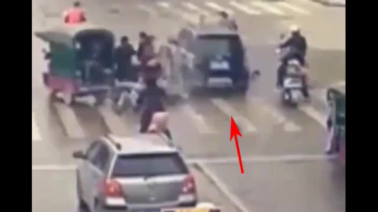 十几辆电动车正在等红灯，身后女司机油门当刹车踩，太惨了！  ​