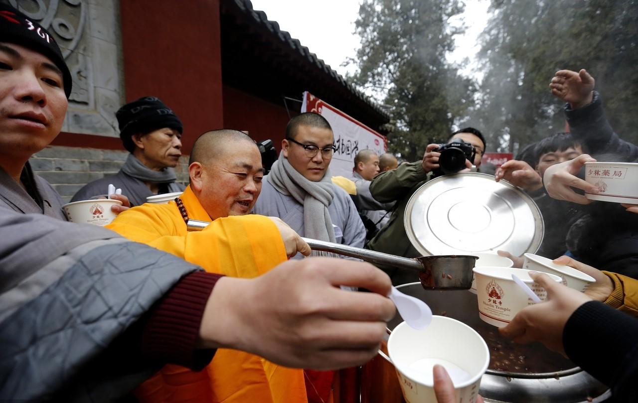 腊八节施粥的时候,寺庙外面人山人海,非常的热闹!